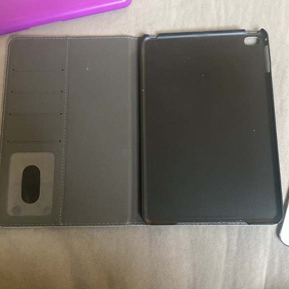 iPad Mini 4 BUNDLE - Picture 10 of 16